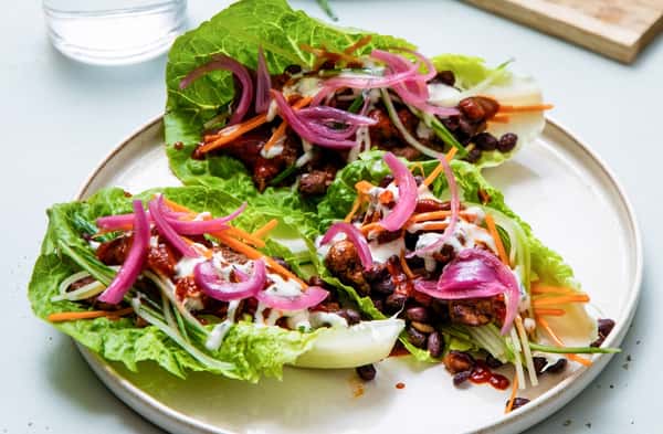 Storfestrimler i hjertesalat med meksikansk tomatsaus, syltet rødløk og lett urtedressing