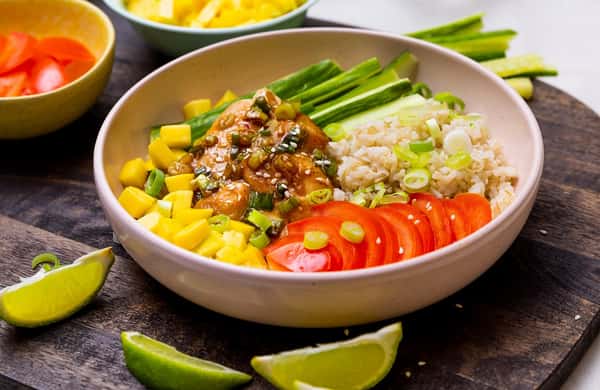 Asiatisk kyllingbowl med fullkornsris, agurk og mango
