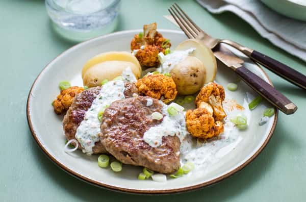 Karbonader med grønnsaker, krydderbakte blomkålbuketter og yoghurtdressing