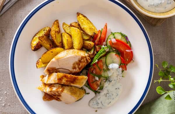 Kylling i daddelchutneysaus med frisk myntesalat, poteter og yoghurtdressing