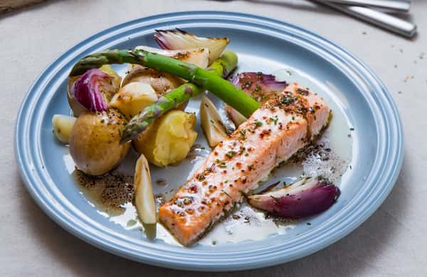 Krydderbakt laks med asparges, poteter og balsamicovinaigrette