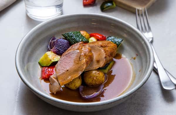 Indrefilet av svin med ovnsbakte grønnsaker, urtepoteter og peppersaus