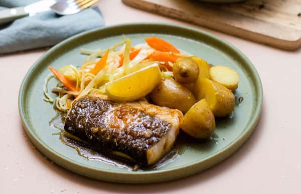 Pannestekt skrei med poteter og soya- og ingefærsjy