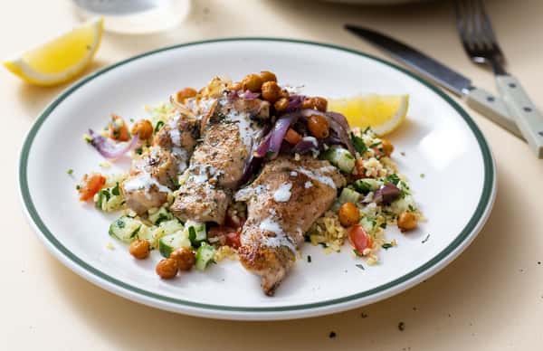 Urtestekt kyllingsalat med tabbouleh, sprø kikerter og sitron