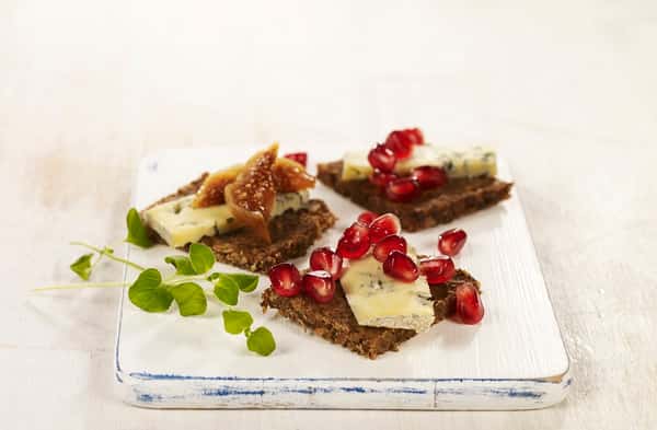 Rugsnacks med blåmuggost og granateple