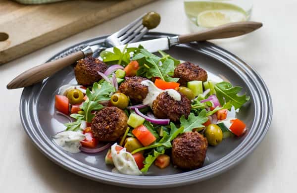 Kjøttboller med grønnsaker, agurk- og tomatsalat og tzatzikidressing