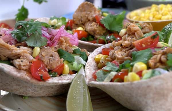 Fylte tortillaskåler med pulled chicken og cherrytomatsalsa