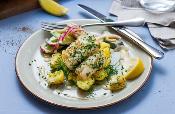 Urtestekt torskefilet med knuste poteter og agurksalat