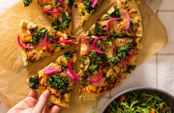 Vegetarpizza med to typer ost, grønnkål og syltet rødløk