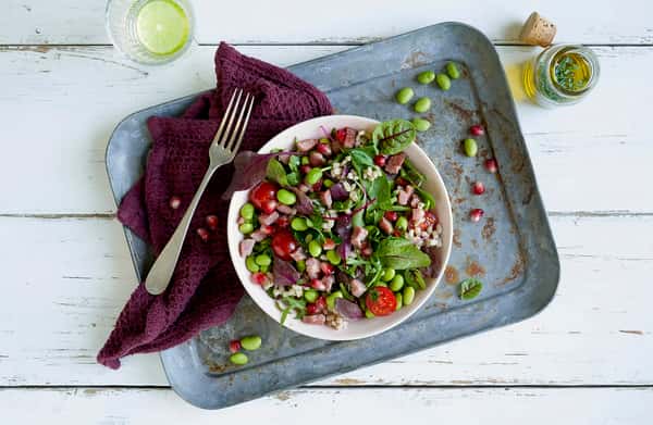 Salat med byggkorn, bacon og granateple