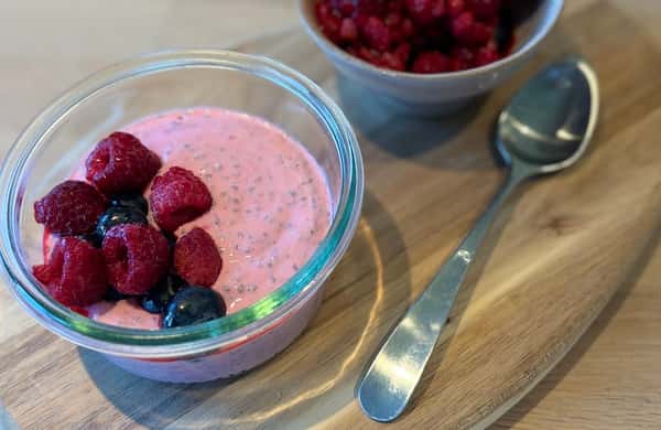 Bringebær-chiapudding med gresk yoghurt