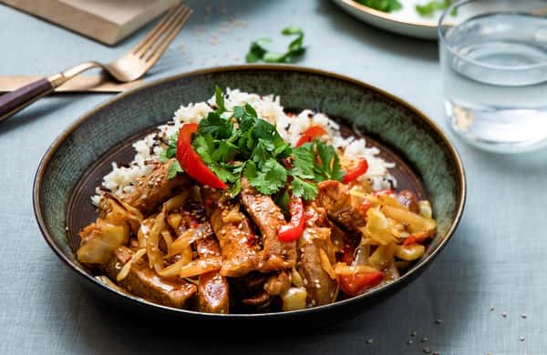 Spicy koreansk svinewok med paprika, villris og sesamfrø