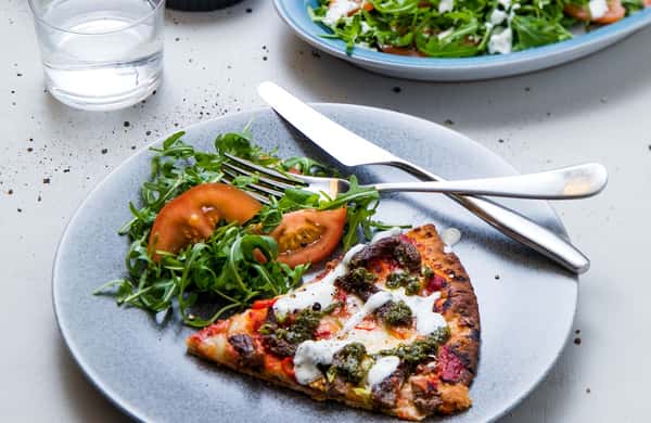 Fullkornspizza med fersk mozzarella, krydret flatbiff og salsa verde