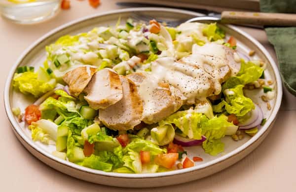 Kyllingsalat med byggkorn, tomat, mandler og cæsardressing