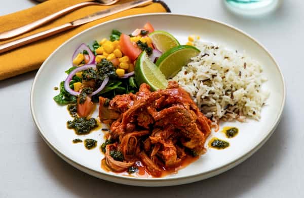 Pulled jalapeño pork med krydret ris, maissalat og salsa verde