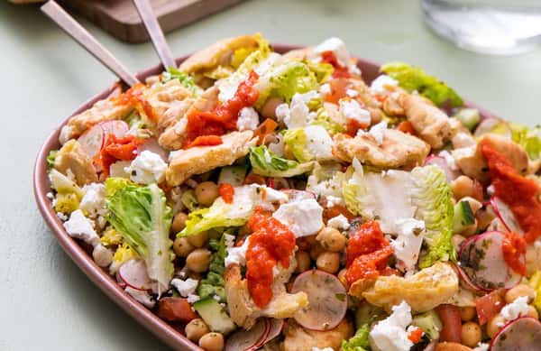 Fattoush-libanesisk brødsalat med friske grønnsaker, kikerter og fetaost