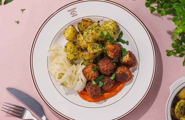 Kjøttboller med grønnsaker, paprika- og løkkrem, syltet fennikel og bakte poteter