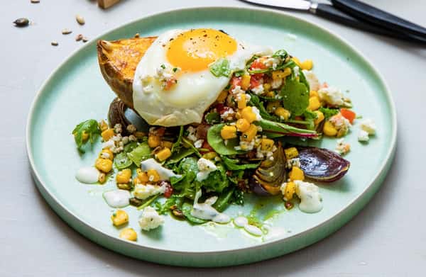 Karribakt søtpotet med salat, middagsost, speilegg og raita