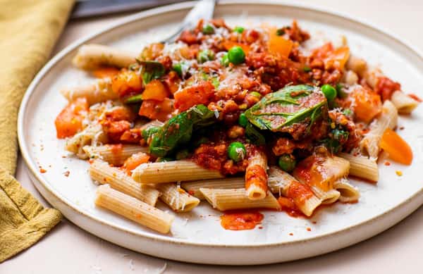 Kyllingpasta med fullkornspenne, spinat og revet Grande Premium