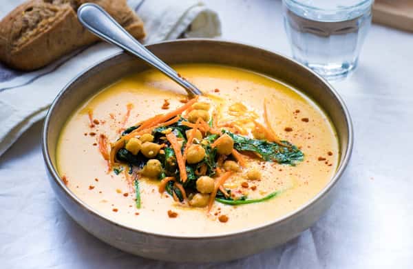 Rask indisk kyllingsuppe med krydderstekte kikerter