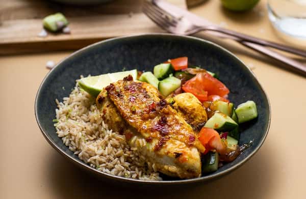 Jamaikansk jerk chicken med fullkornsris og agurk- og mangochutneysalat