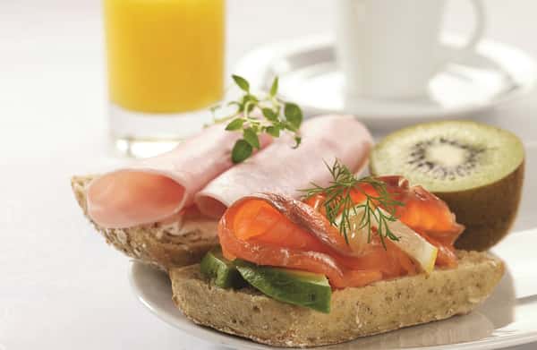 Helgefrokost rundstykke med laks og kokt skinke