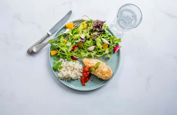 Kickstart Middag - Kylling med fullkornsris, frisk salat og paprikadressing