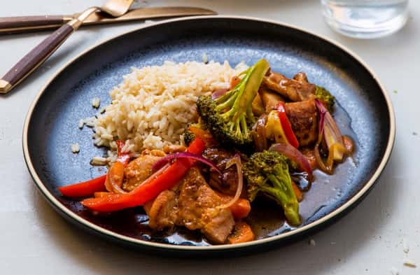 Stir fry med ingefærmarinert kylling, brokkoli og fullkornsris