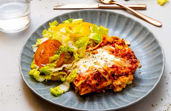 Vegetarlasagne med tomat- og paprikasalat