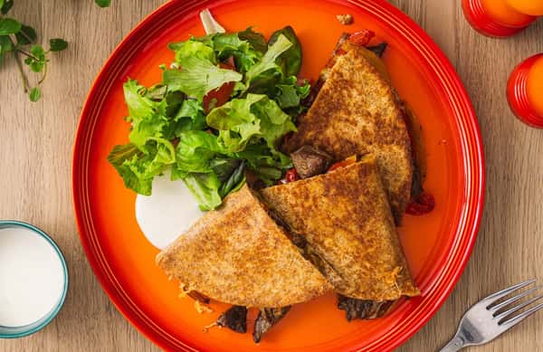 Quesadillas med marinert biff, paprikakompott og salat