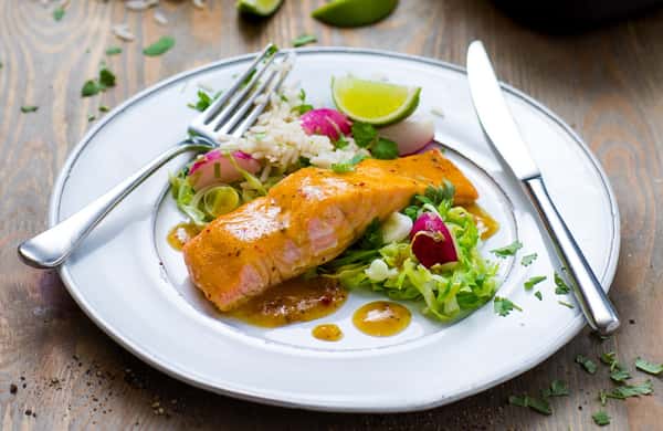 Ørretfilet med pannestekt spisskål, fullkornsris og soya- og ingefærsaus