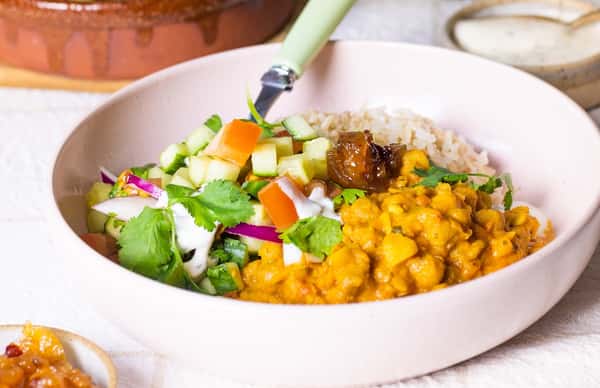Indisk vegetargryte med kikerter, fullkornsris, salat og mangochutney