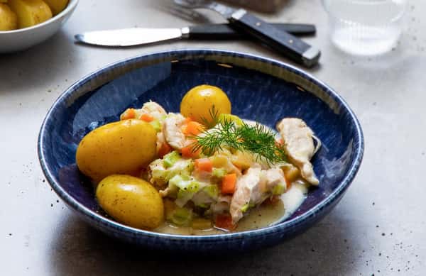 Hjemmelaget kyllingfrikassé med kokte poteter, gulrøtter og dill