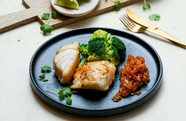 Pannestekt torskefilet med knuste poteter og soya- og ingefærsjy