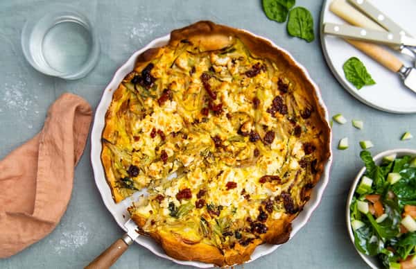 Vegetarpai med soltørkede tomater, fennikel, fetaost og eple- og spinatsalat