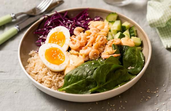 Rekebowl med ingefærsyltet rødkål, kokt egg, fullkornsris og chilimajones