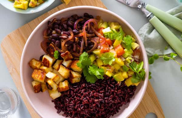 Vegetarisk tex-mex bowl med halloumi og mangosalat