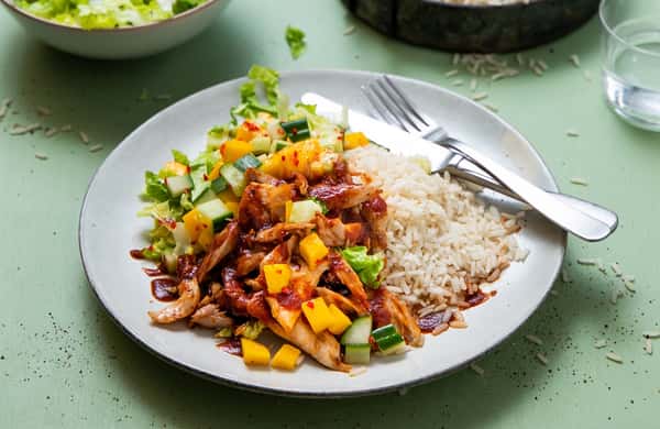 Pulled kyllinglår med fullkornsris og agurk- og mangosalat