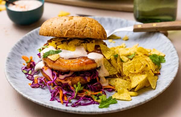 Mangoglasert lakseburger i fullkornsbrød med chipotle- og limeyoghurt og tortillachips
