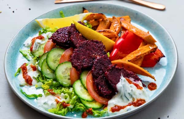 Falafeler med ovnsbakte søtpoteter, agurk- og tomatsalat og tzatziki