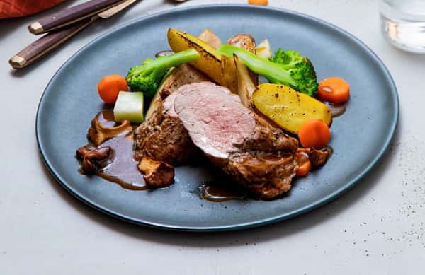 Helstekt svinefilet med kantarellsaus og ovnsbakte pærer