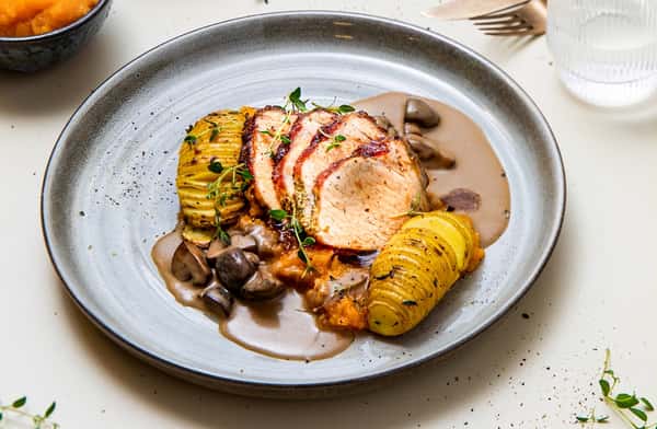 Indrefilet av svin med hasselbackpoteter, rotmos og steinsoppsaus