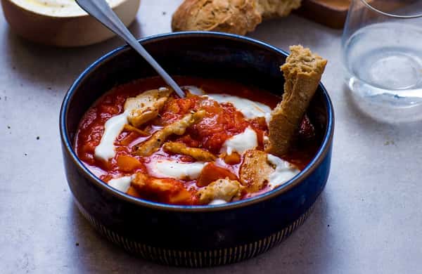 Hot kyllingsuppe med grønnsaker og ovnsbakte bagetter