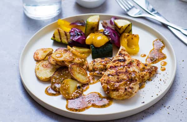 Grillet kyllingbryst, bakte poteter og sesam- og teriyakidressing