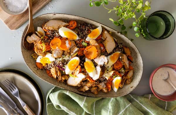 Quinoasalat med appelsin og egg, cajunkylling og lett urtedressing