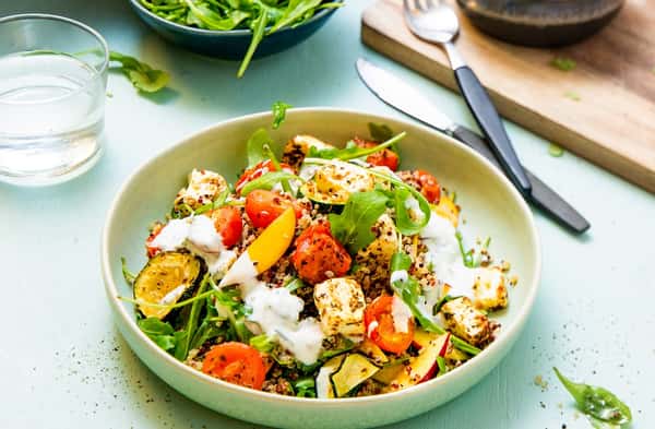 Quinoasalat med lun fetaost, cherrytomater og mynteyoghurt