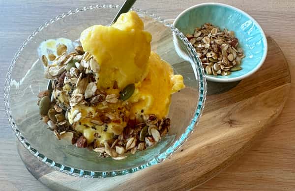 Kremet mangois med yoghurt