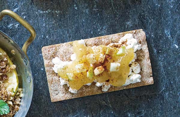 Havreknekkebrød med eplemos og cottage cheese