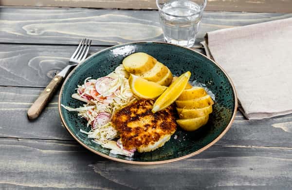 Sprøstekt lyrfilet med hjemmelaget eplecoleslaw