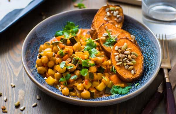Spicy vegetarcurry med ovnsbakt søtpotet, ristede kjerner og yoghurt